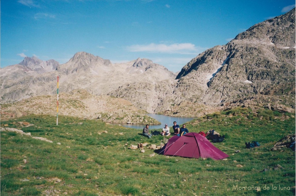 Acampados arriba del Ibón Azul Alto, detrás en el centro el O Peñón o Peña de Los Xuans, a la derecha el Pico de Los Batanes y al fondo izquierda El Vignemale